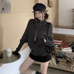 蝙蝠袖条纹针织上衣